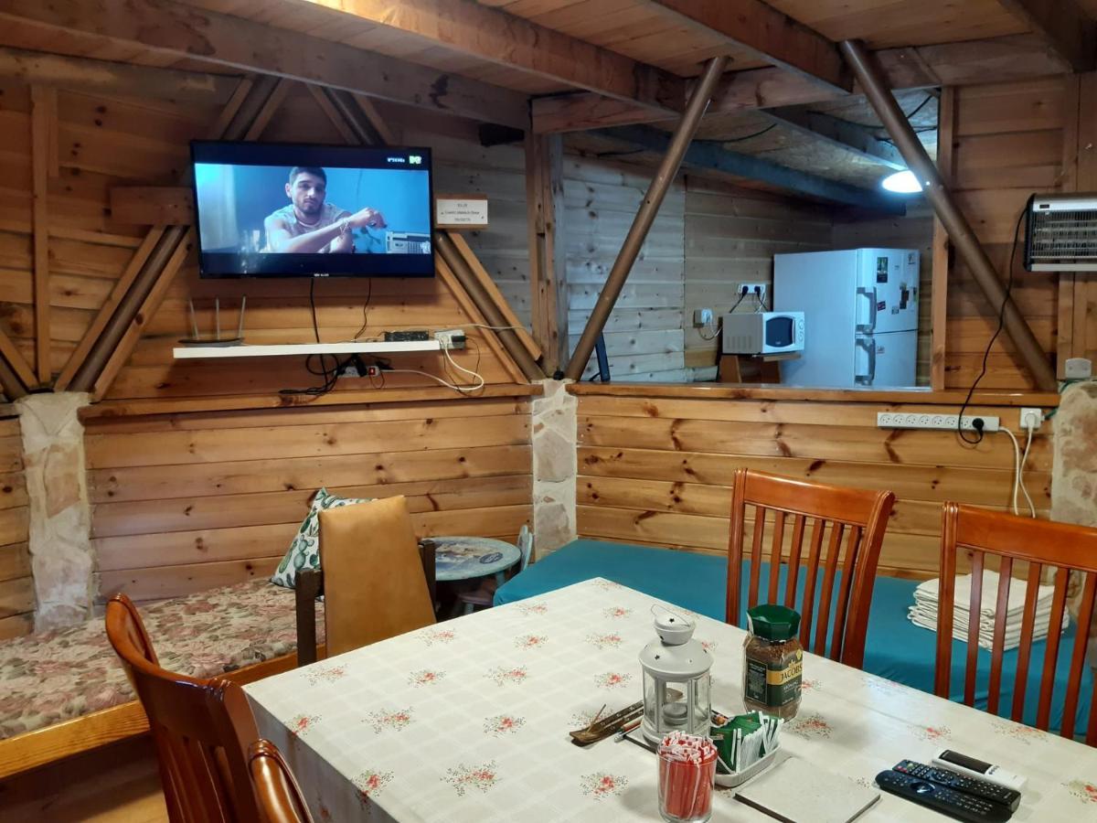 בקתת עץ בחורש במנות - דום גיאודזי - Wooden Cabin In Manot Exterior foto
