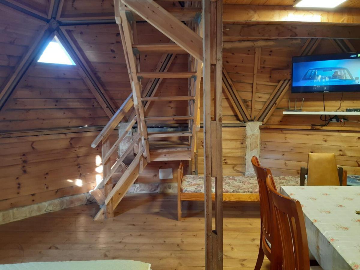בקתת עץ בחורש במנות - דום גיאודזי - Wooden Cabin In Manot Exterior foto