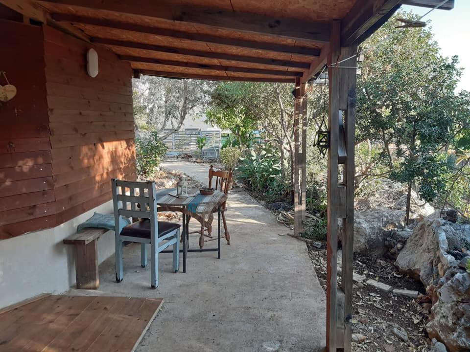 בקתת עץ בחורש במנות - דום גיאודזי - Wooden Cabin In Manot Exterior foto