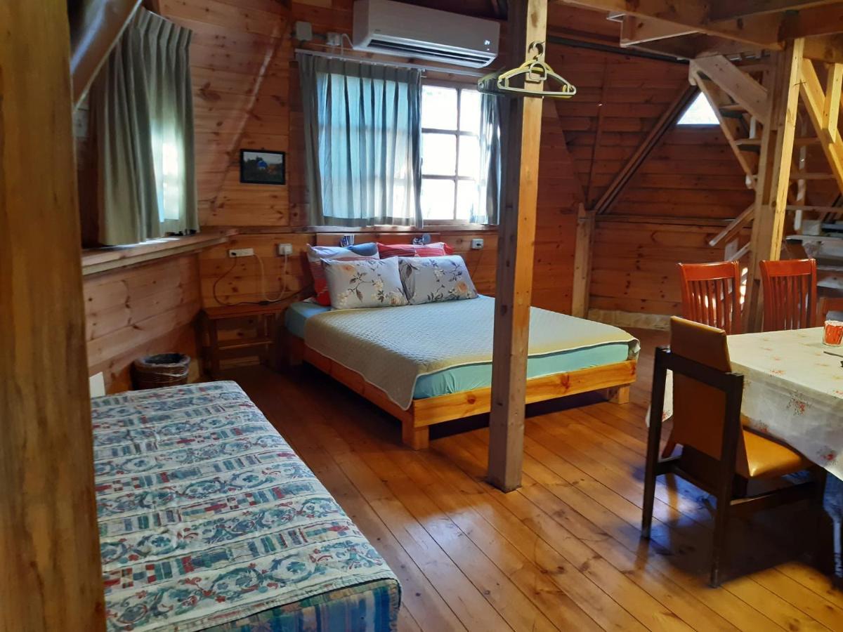 בקתת עץ בחורש במנות - דום גיאודזי - Wooden Cabin In Manot Exterior foto