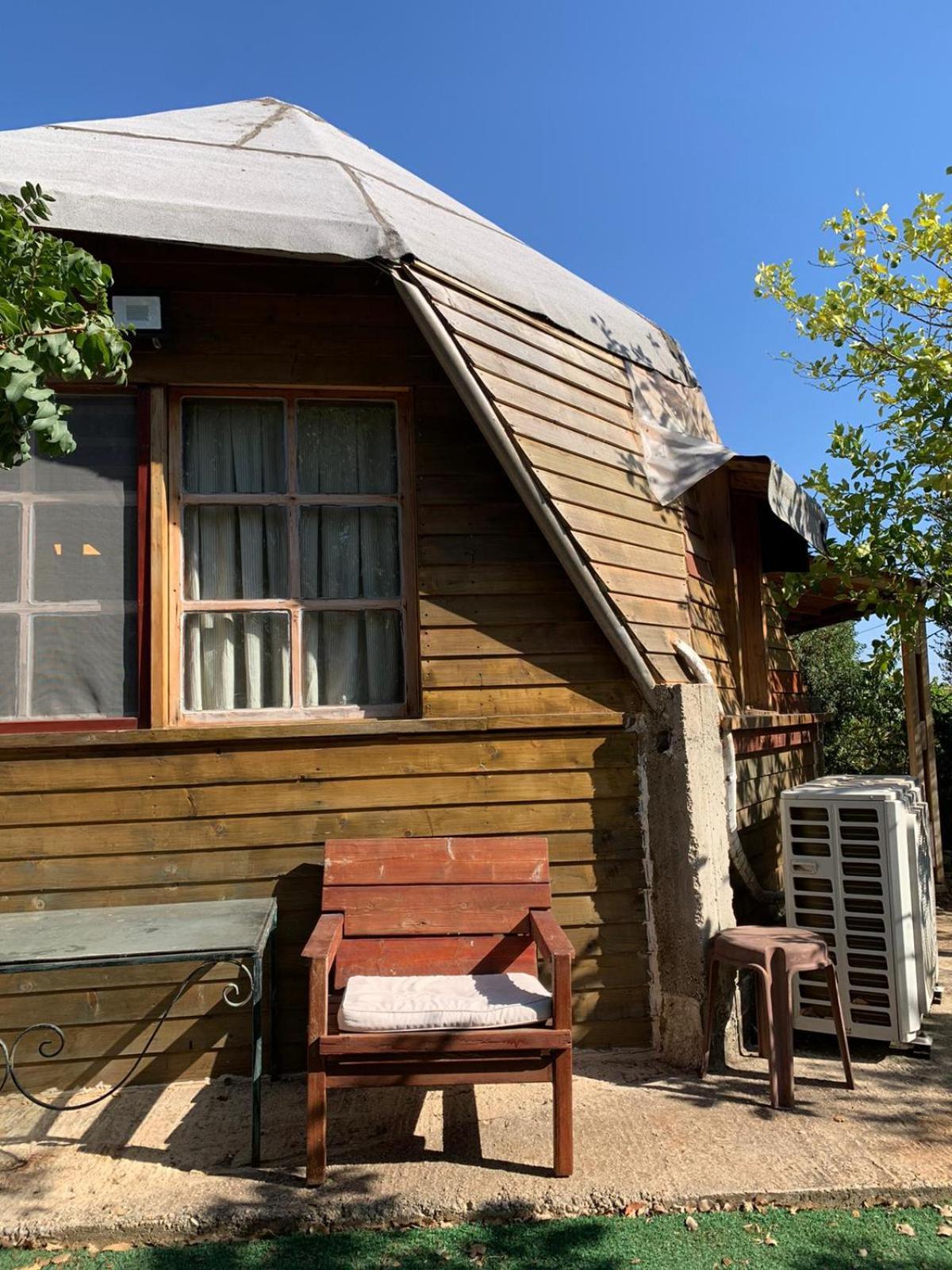 בקתת עץ בחורש במנות - דום גיאודזי - Wooden Cabin In Manot Exterior foto