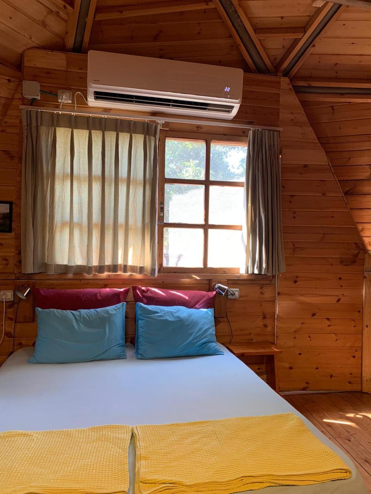 בקתת עץ בחורש במנות - דום גיאודזי - Wooden Cabin In Manot Exterior foto