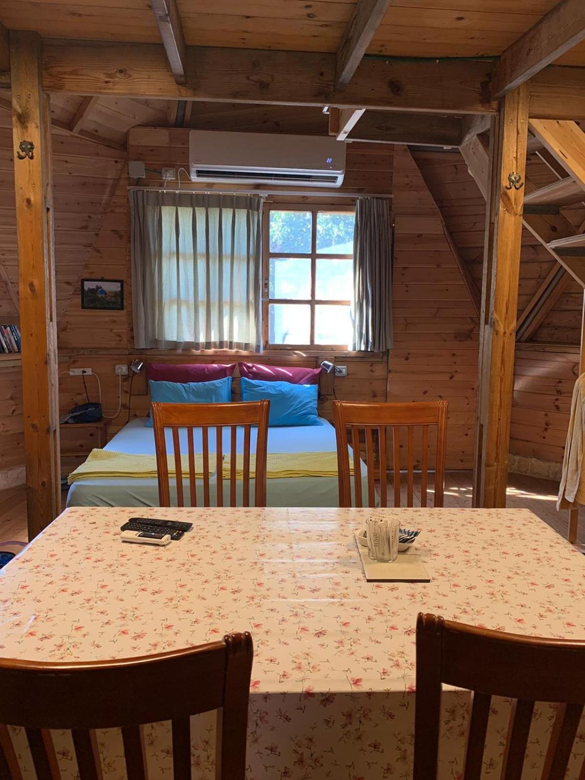 בקתת עץ בחורש במנות - דום גיאודזי - Wooden Cabin In Manot Exterior foto